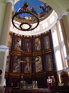 Altar principal con la cátedra del Arzobispo de San Salvador.