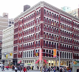 El Astor Place Building, en el nº444 de Lafayette