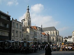 Grote Kerk (Gereja Besar) atau Onze Lieve Vrouwe Kerk (Gereja Bunda Kita) di pusat kota Breda