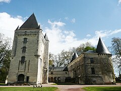 Le donjon et le logis seigneurial du XIXe siècle, reliés à l'époque par l'aile Ouest, détruite dès 1766.