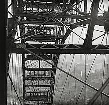 Photographie vers l'intérieur de la Grande roue, prise depuis une des nacelles par Emil Mayer entre 1905 et 1914. On distingue en arrière-plan Vienne et notamment le clocher de l'église St. Othmar unter den Weißgerbern.