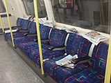 Achtergelaten gratis kranten in een treinstel van de Londense metro.