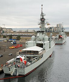 NCSM Athabaskan et le NCSM Halifax (FFH 330).