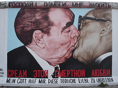 Celebrul sarut dintre Brejnev și cancelarul vest-german Willy Brandt