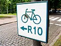 Tablica trasy rowerowej EuroVelo 10 (R-10) w Kołobrzegu