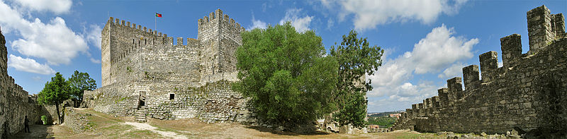 Panoramo kun ĉefturo de la kastelo de Leiria