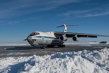 Iljušin Il-76 -kuljetuslentokone Nagurskajan lentokentällä.