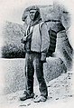 Pêcheur de la région de Brignogan - Kerlouan attendant l'heure de la marée (carte postale, collection Villard, fin XIXe siècle)