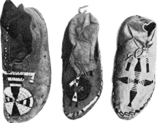 PSM V63 D493 Shoshone sioux and arapaho moccasins.png