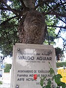 Estatua a Waldo Aguiar, en calle Carlos Picabea.