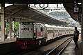 Rangkaian Kereta api Airlangga persiapan masuk Stasiun Jatinegara.