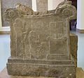 Autel représentant le roi Tukulti-Ninurta Ier, voué au dieu Nusku[72]. Pergamon Museum.