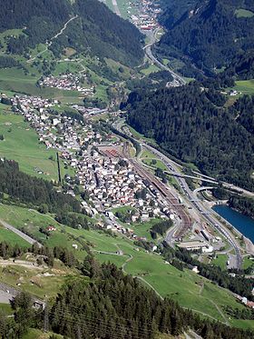 Airolo mit der Kaserne Motto Bartola (Bildrand unten links)