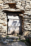 Entrée à linteau avec rectangle de décharge à Gordes (Vaucluse).