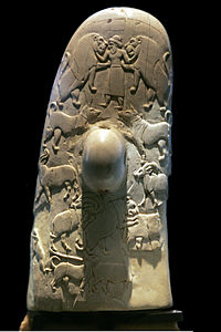 Prehistoria exipcia, mango de marfil do coitelo Gebel el-Arak (dorso), Abidos, Exipto. Museo do Louvre.[57]