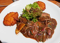 Hähnchenleber in Rotweinsauce mit roten Zwiebeln und Apfelspalten mit Kartoffelröstis