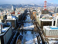 緯度が同じ日本の札幌とフランスのマルセイユの2月の風景。積雪の有無、樹木の葉の有無などから気温の違いが分かる。