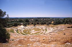 Restaĵoj de la antikva Greka Teatro en la iama Lokri Epizefiri