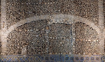 Interior de la capilla de los huesos, en Évora.