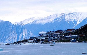 Pond Inlet vor der Kulisse der Bylot Island