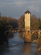 Vue sur le Pont Vieux d'Orthez au-dessus du gave de Pau.