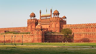 Puerta Lahori del fuerte rojo de Delhi, construido durante el cenit del imperio bajo [[Sha Jahan] y residencia principal de los emperadores mogoles durante casi 200 años, hasta 1856[24]​