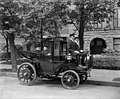 Näher an der Kutsche geht nicht: Dieses Kriéger Electric Landaulet (ca. 1906). Seine Wechselbatterien sind unter dem Wagenboden angebracht, der Antrieb in den Radnaben.