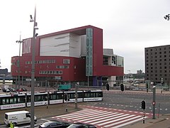 La place Wilhelmina et le théâtre Luxor (bâtiment rouge).