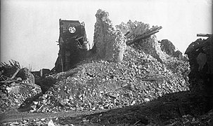 Un canon dans les ruines de l'église et du centre de la commune (février 1918).
