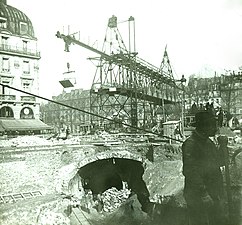 Destruction d'un collecteur d'égouts place Saint-Michel pendant la construction du métro en 1906.