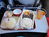 Desayuno de clase económica en un vuelo internacional de corto alcance