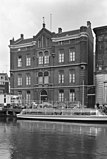 Gebouw van de vroegere Kraamvrouwenkliniek van het Binnengasthuis op de hoek van de Oude Turfmarkt en de Grimburgwal; 1963.