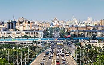 Vista da rua Kosygina em Moscou, Rússia. No primeiro plano, a parte superior da ponte do metrô de Luzhniki, seguido pela avenida Komsomolsky e as ruas adjacentes. Ao fundo, a cúpula dourada da catedral ortodoxa de Cristo Salvador. (definição 4 815 × 3 010)