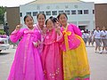 Alumnas vestidas con hanbok en 1999.