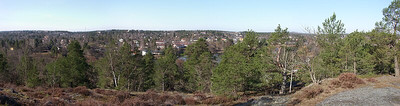 Vy från Stockholms näst högsta punkt, Långsjöhöjden (73 m ö.h.) över Långsjön mot sydväst.
