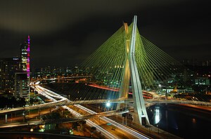 São Paulo, ülkenin başlıca sanayi merkezlerinden biridir, Güney Amerika'nın en büyük kentidir.