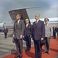 President Kennedy og forbundskansler Adenauer på flyplassen i 1963.