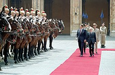 USA:s president Ronald Reagan och Italiens president Alessandro Pertini inspekterar den beridna hedersvakten från Corazzieri på Quirinalpalatsets borggård, 6 juni 1982.