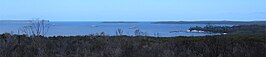 De baai met de 10 schepen van de Royal Australian Navy. Op de achtergrond Point Perpendicular in Nieuw-Zuid-Wales en Bowen Island in het Jervisbaaiterritorium