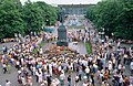 Праздник поэзии у памятника А. С. Пушкину в 1984 году. Кинотеатр «Россия» виден на заднем фоне.