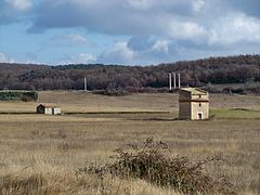 Pigeonnier et cabanon.