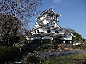 肝付兼重が築城したと伝わる月山日和城後に経つ高城歴史資料館