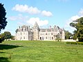 Le château de Keruzoret : vue d'ensemble depuis le parc du château