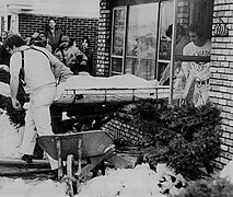 8213 West Sumerdale exhumations Frank Hanes Chicago Tribune December 23 1978A.jpg