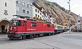 Een trein met Pullmannrijtuigen rijdt door de straten van Chur over de Arosabahn.