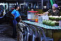 Neñu mercando 'agua de cocu' nun mercáu de Kota Kinabalu