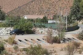 Puente badén, que permite el paso de las crecidas sobre el puente.