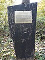 Hölzerne Stele mit Informationstafel