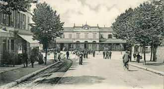 La gare et la ligne de tramway, rue Jehan-de-Beauce.