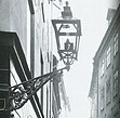Klassisk gaslykta för belysning i stadsmiljö, Västerlånggatan, Stockholm, 1904.
